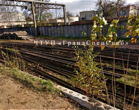 Демонтированные рельсы и шпалы